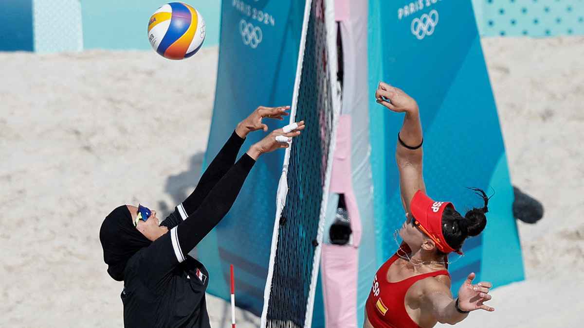 انتصرت على أزمة "البكيني".. لاعبة مصرية تتحدى حظر الحجاب في أولمبياد باريس (صور)