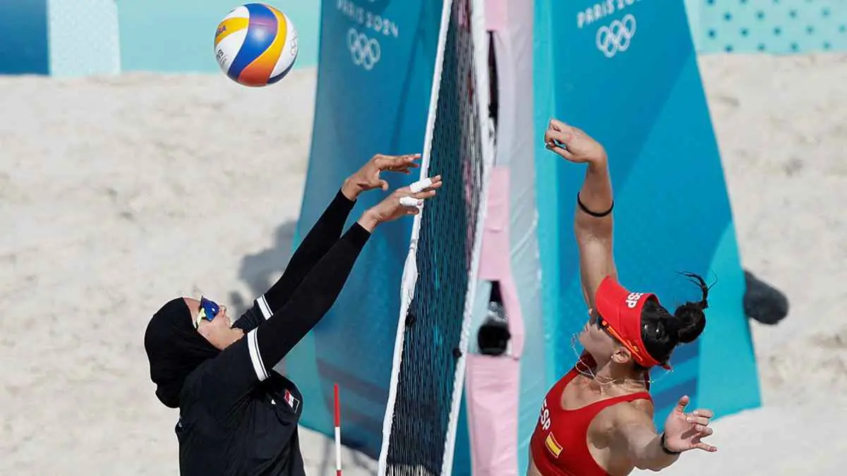 انتصرت على أزمة "البكيني".. لاعبة مصرية تتحدى حظر الحجاب في أولمبياد باريس (صور)