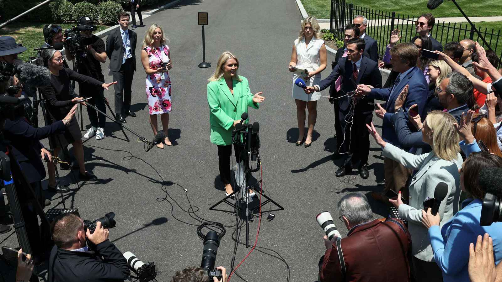 البيت الأبيض: ترامب "مستعد" لعقد قمة مع بوتين وزيلينسكي