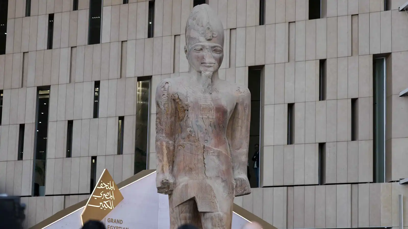 نجوم الفن يحتفلون بافتتاح المتحف المصري الكبير