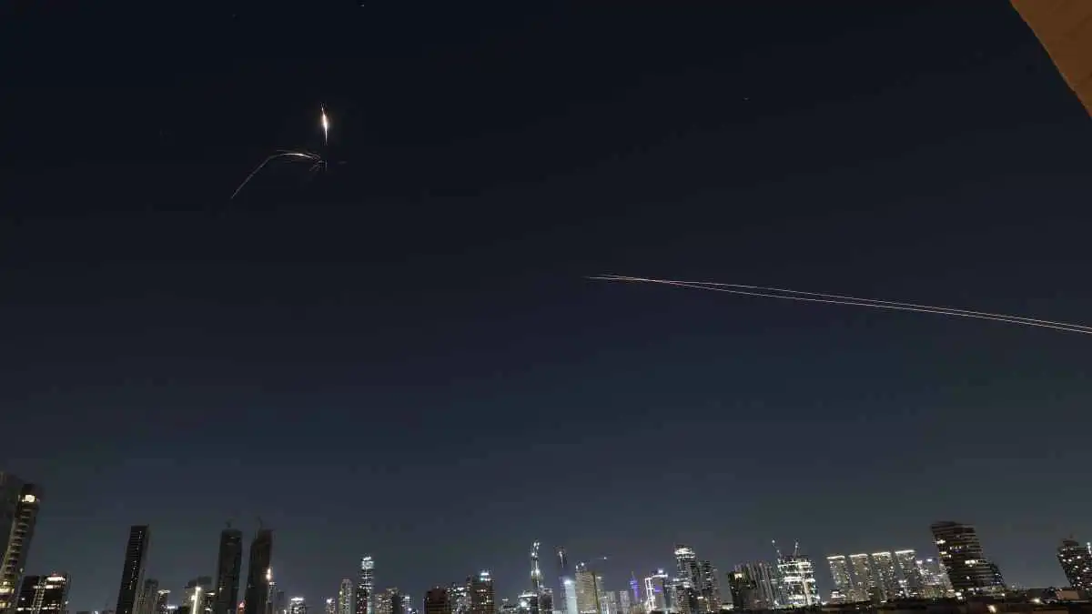 موقع عبري: إسرائيل تتوقع تراجع الهجمات الصاروخية الإيرانية