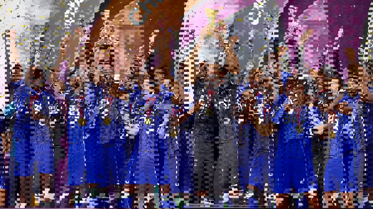 لقطة سوبر لوسيل.. سلمان الفرج يمنح عبدالله المعيوف شارة القيادة ويطلب منه حمل الكأس (فيديو)