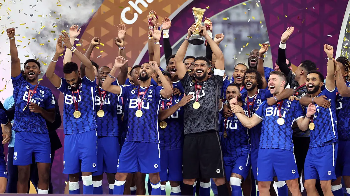 لقطة سوبر لوسيل.. سلمان الفرج يمنح عبدالله المعيوف شارة القيادة ويطلب منه حمل الكأس (فيديو)