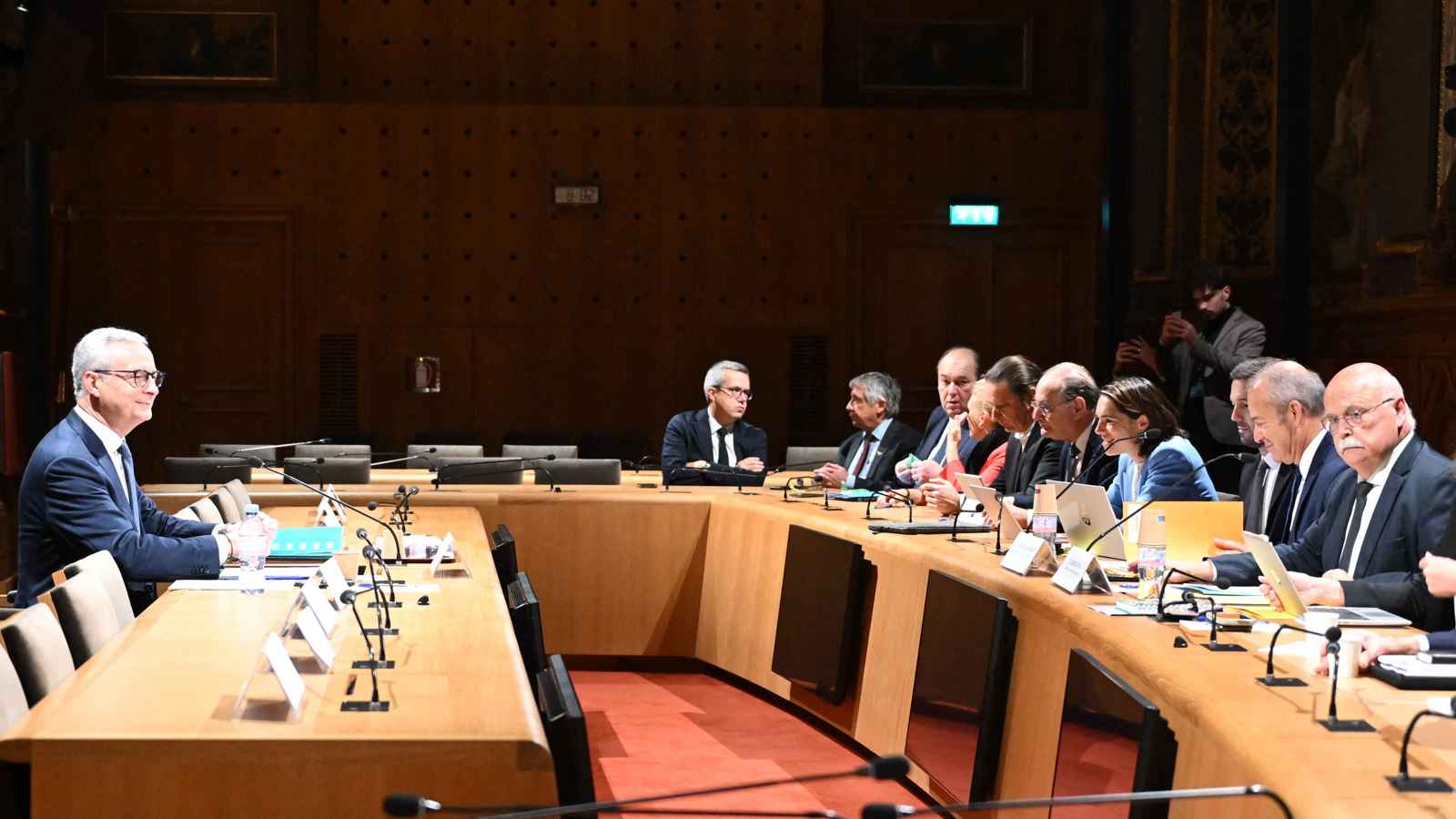 بين "قلعة بيرسي" والإيليزيه.. كيف انفجرت أزمة المالية العامة في فرنسا؟