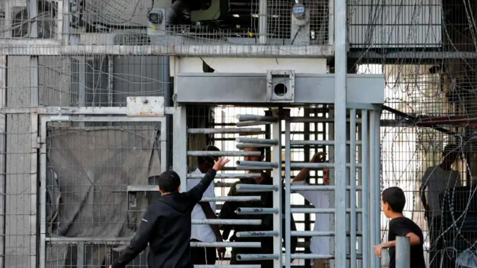 "تعطل حياة الفلسطينيين".. سموتريتش يصر على "حواجز" الضفة رغم معارضة الجيش