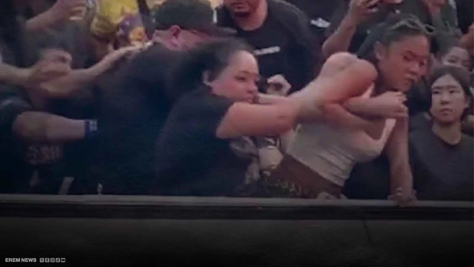 لكمات وشد شعر في المدرجات.. جماهير SummerSlam تسرق الأضواء (فيديو إرم)