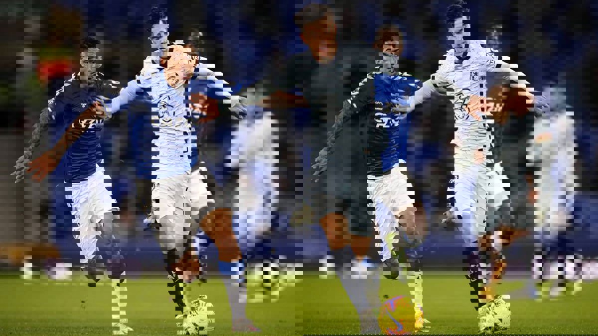 جماهير إيفرتون تمطر فندق إقامة لاعبي تشيلسي بالألعاب النارية قبل مباراتهما المرتقبة (فيديو)