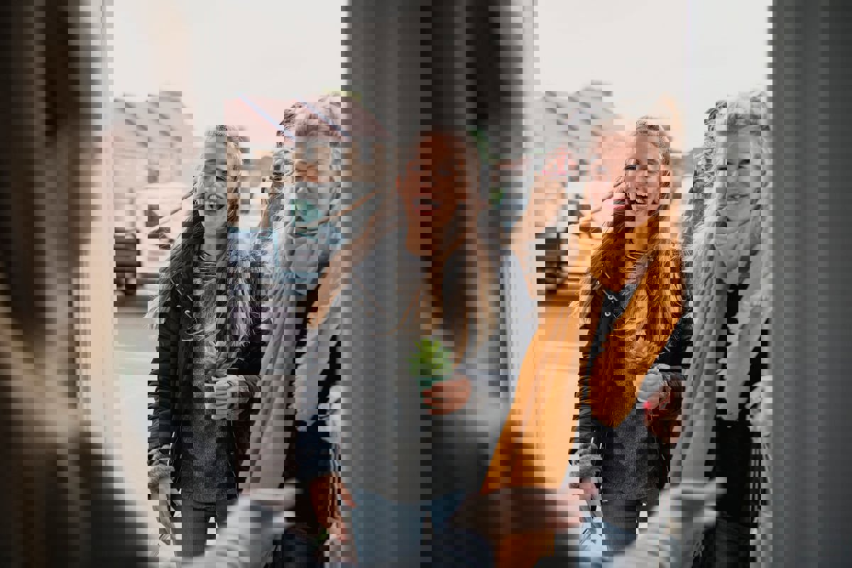 بعد سنوات من التباعد الاجتماعي.. تذكير بقواعد الزيارة 