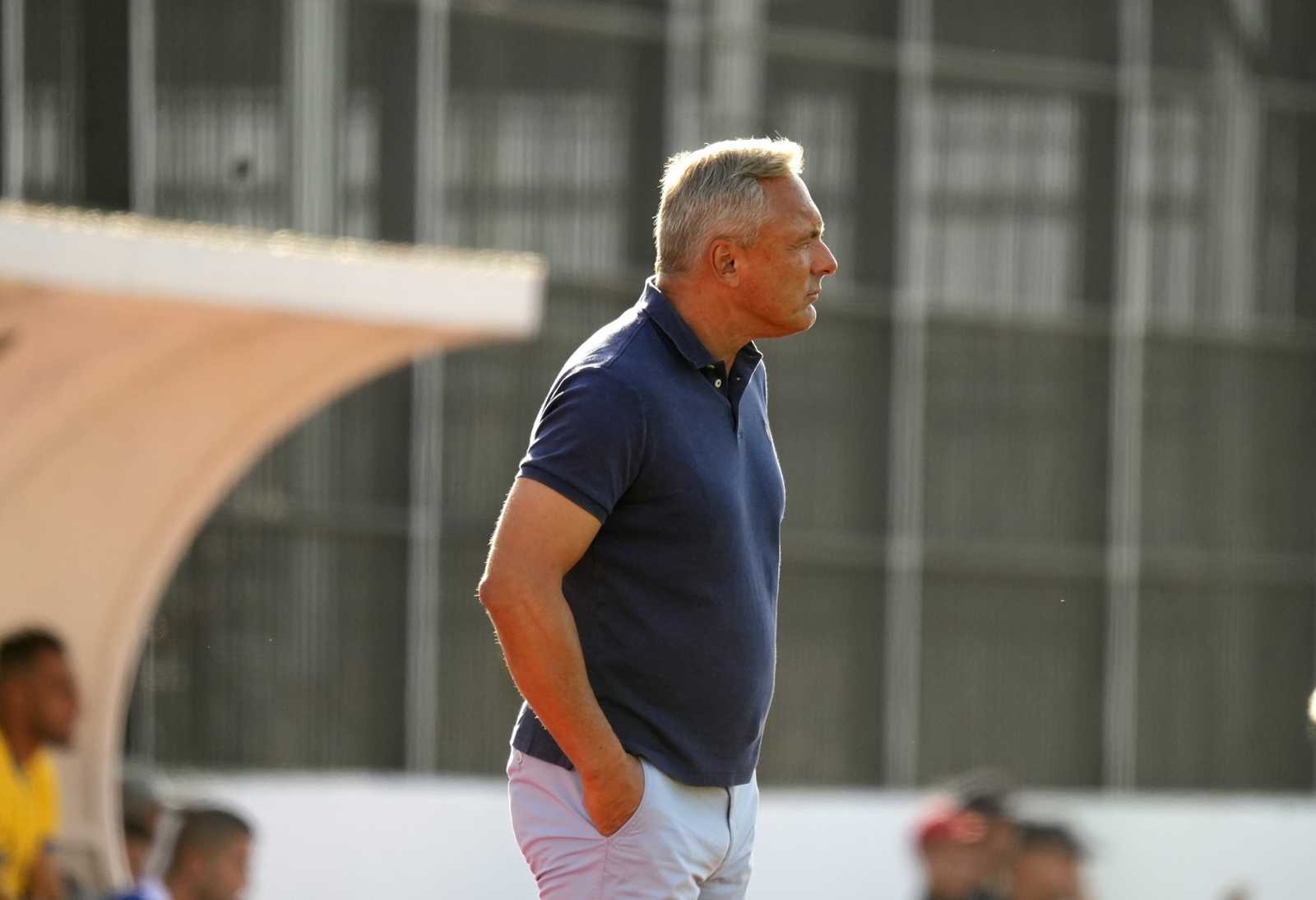 وفاق سطيف الجزائري ينهي رسميا مهام مدربه أنطوان هاي