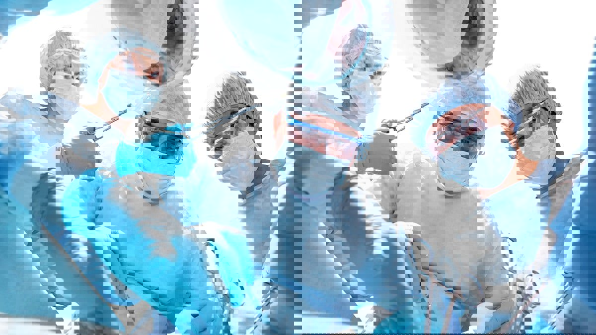 تعليق أكثر من مليوني عملية جراحية في بريطانيا وسط تفشي "كورونا"