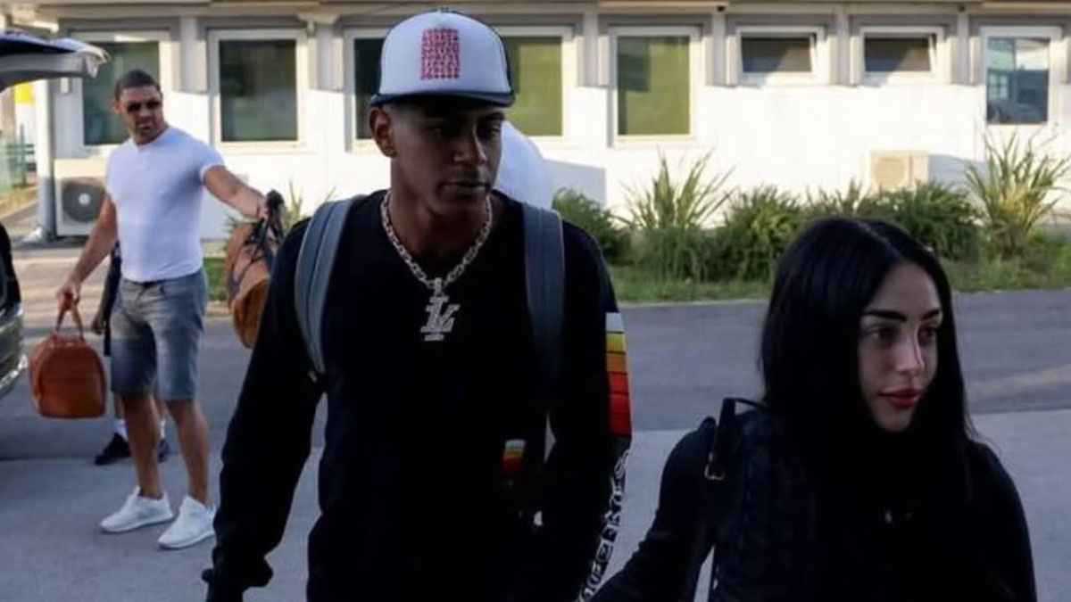 لليوم الثاني.. نيكي نيكول تصطحب لامين يامال من تدريبات برشلونة (فيديو)