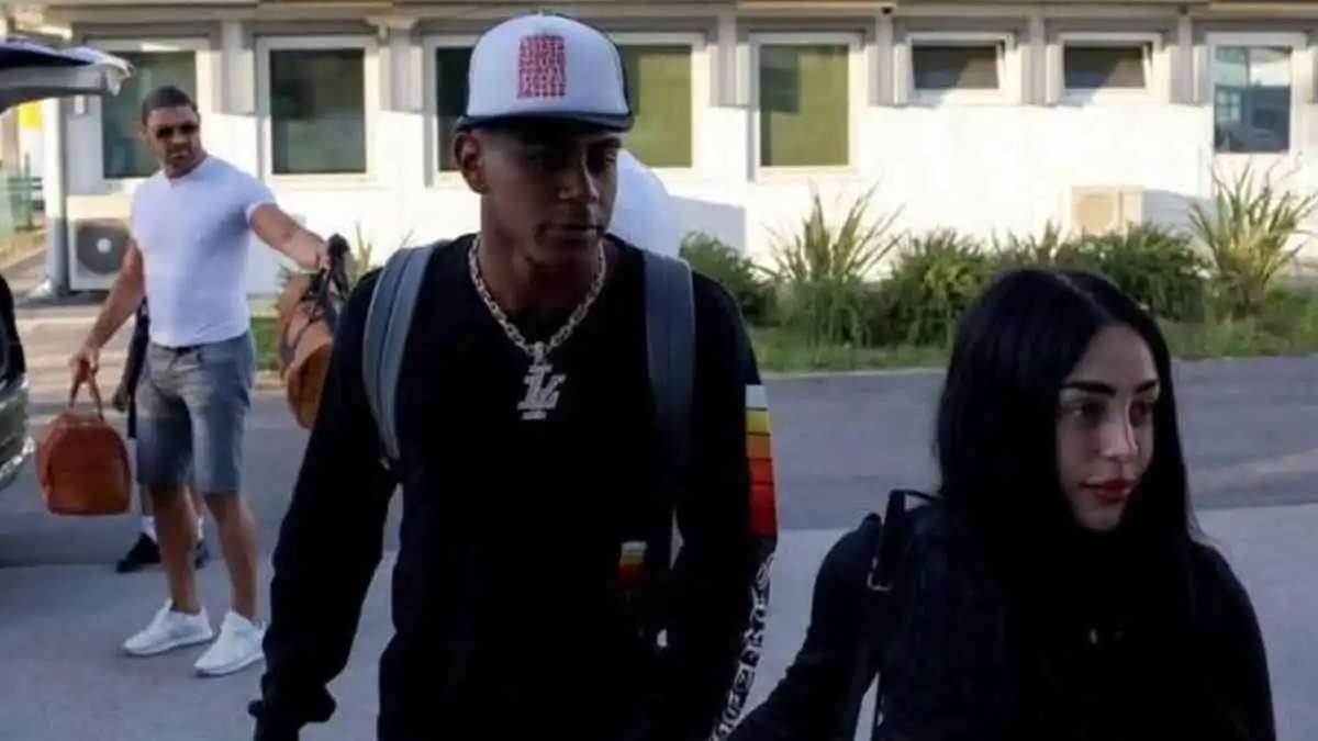 لليوم الثاني.. نيكي نيكول تصطحب لامين يامال من تدريبات برشلونة (فيديو)