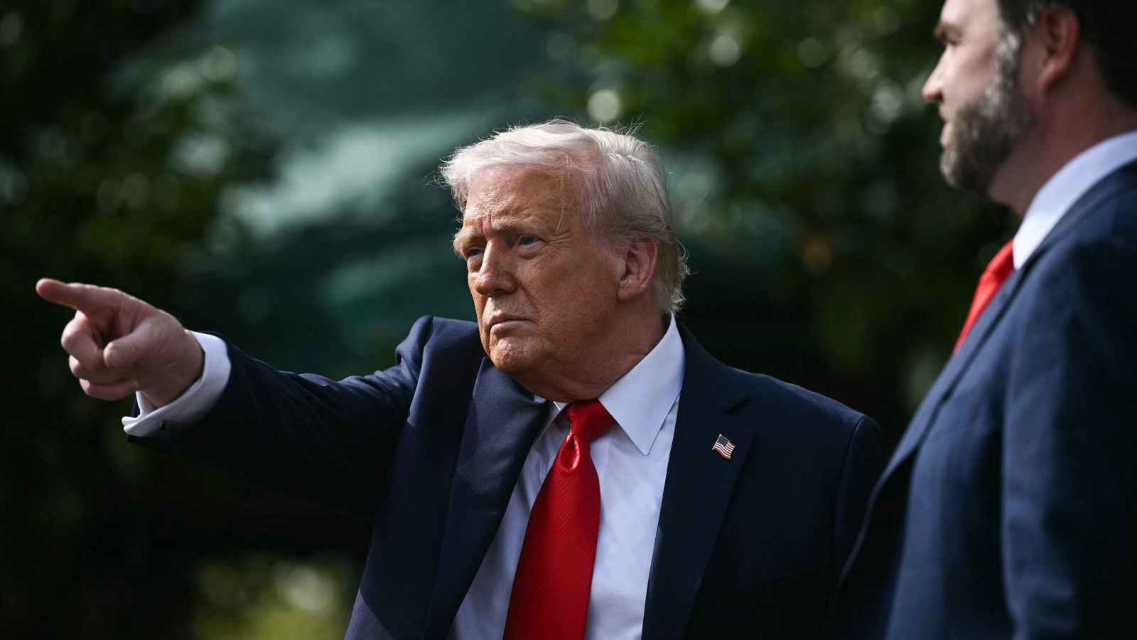 "ذا هيل": ترامب يفتعل أزمات وهمية" ليمنح نفسه سلطات استثنائية