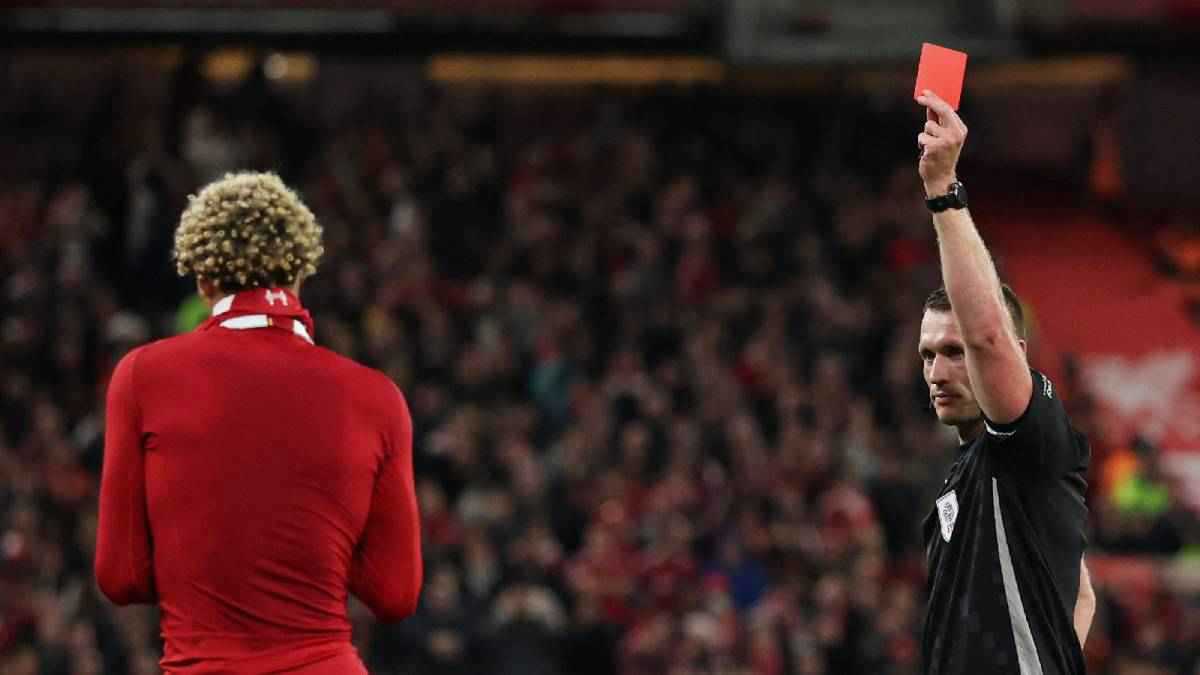 نجم ليفربول يتلقّى أغرب طرد خلال مسيرته (فيديو)