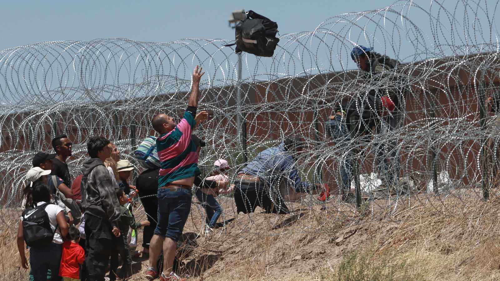 ترامب يأمر بوقف التمويل الفدرالي للمهاجرين غير الشرعيين