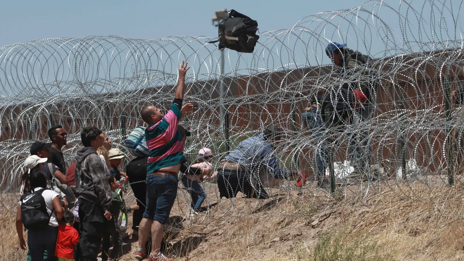 ترامب يأمر بوقف التمويل الفدرالي للمهاجرين غير الشرعيين