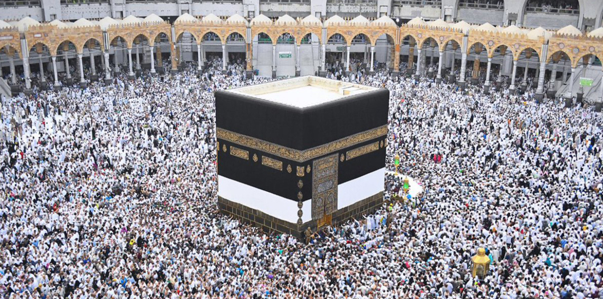 شاهد تبديل كسوة الكعبة المشرفة في يوم عرفة