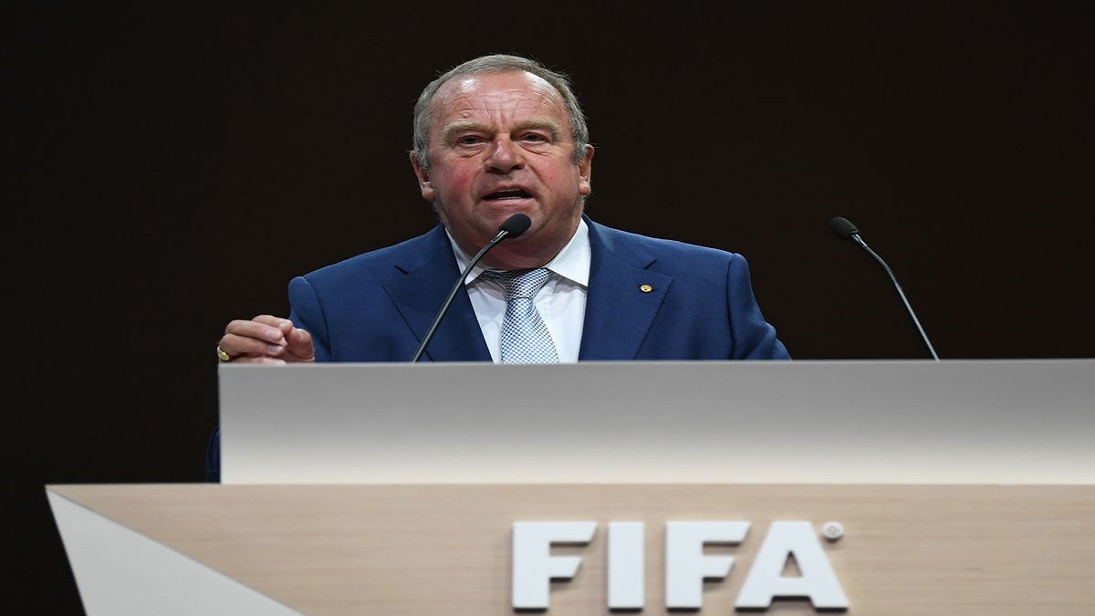 رئيس اللجنة الطبية في الفيفا يصدم عشاق كرة القدم