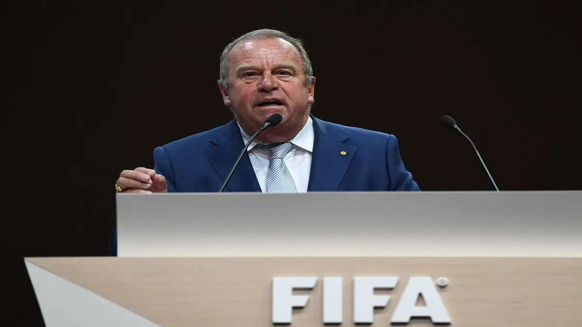 رئيس اللجنة الطبية في الفيفا يصدم عشاق كرة القدم