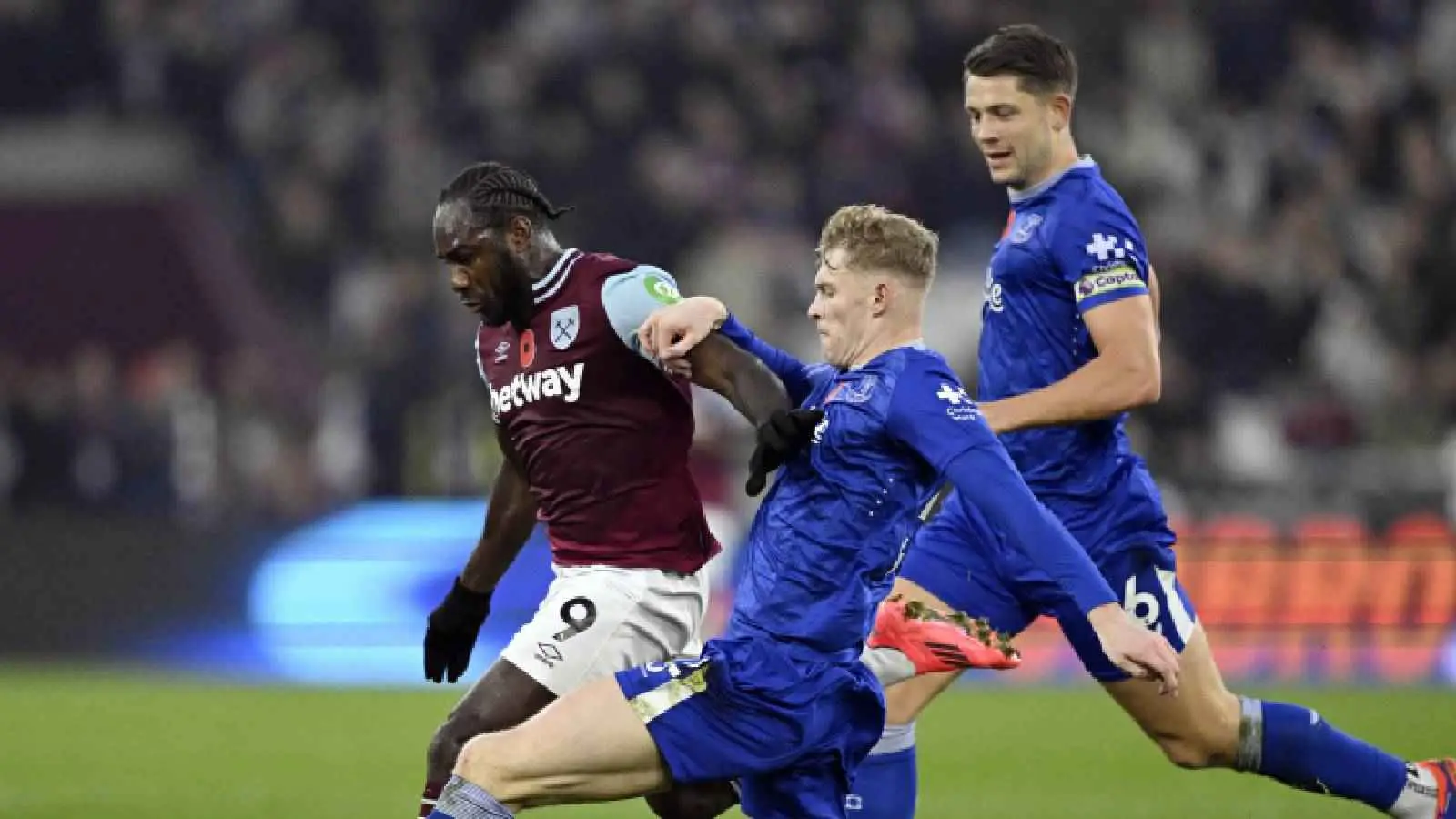 حادث مروري خطير لنجم الدوري الإنجليزي