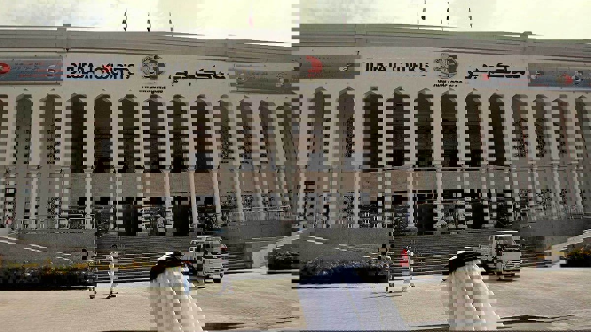 دبي.. السجن والإبعاد لشاب استخدم نقودا مزيفة في "فيديو كليب"