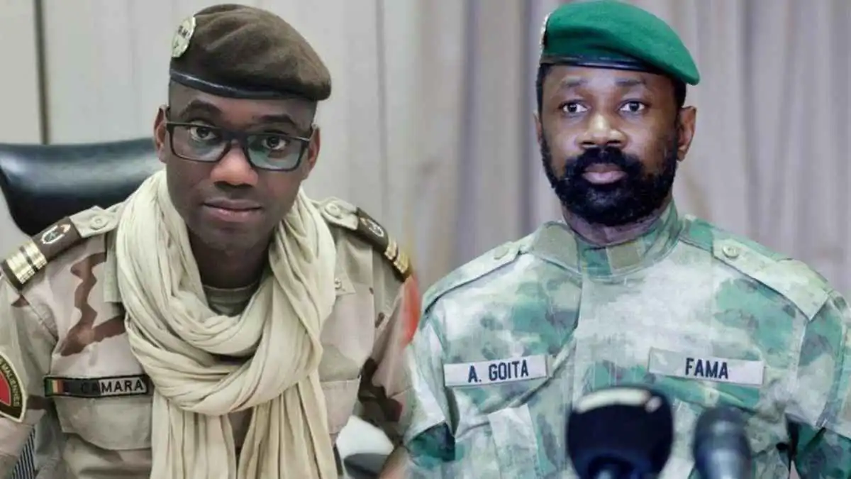 الزعيم الانتقالي بمالي أسيمي غويتا ووزير الدفاع كامارا. 