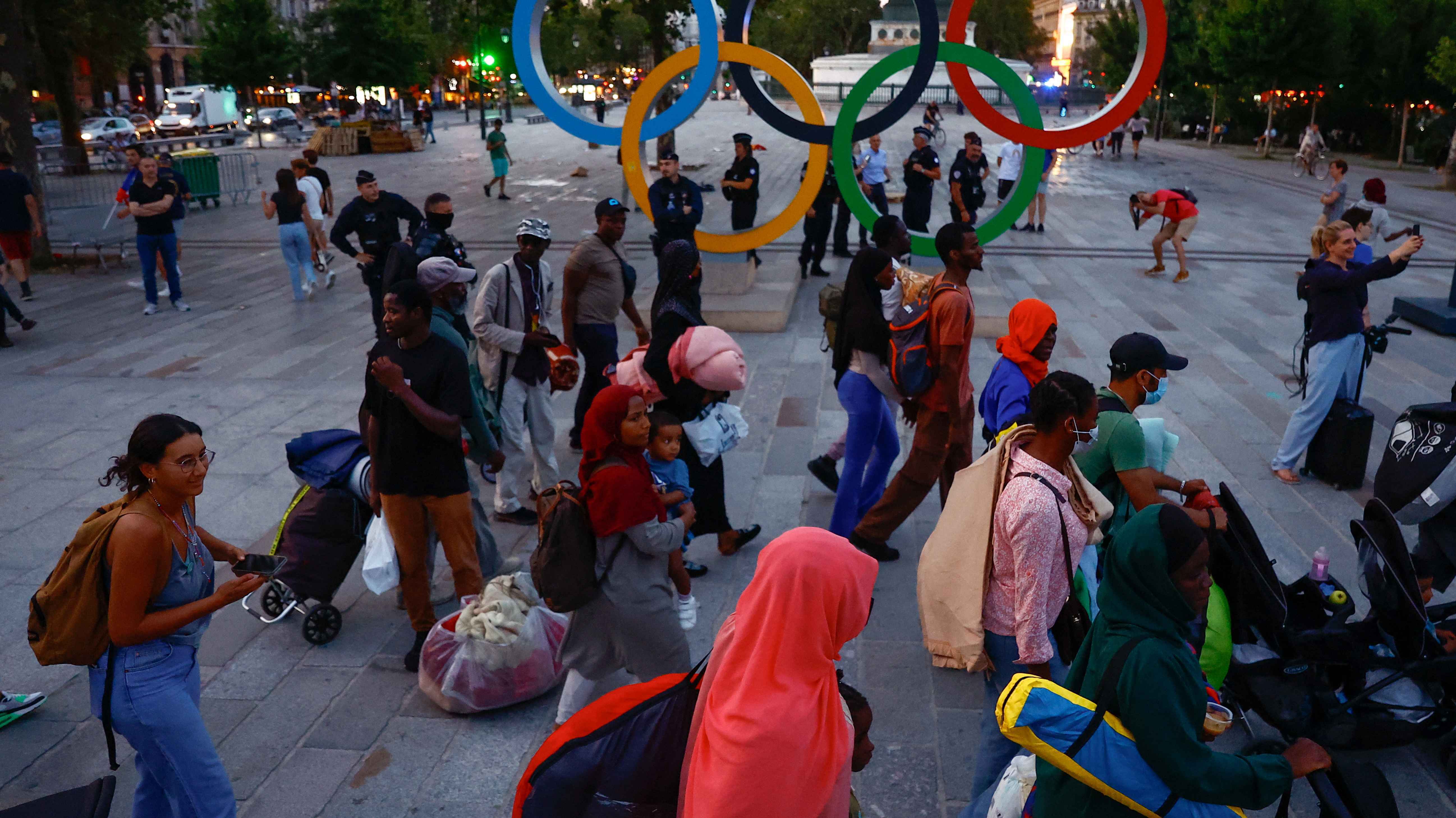 "ظروف مأساوية".. فرنسا تُخلي مخيمات اللاجئين في المدن