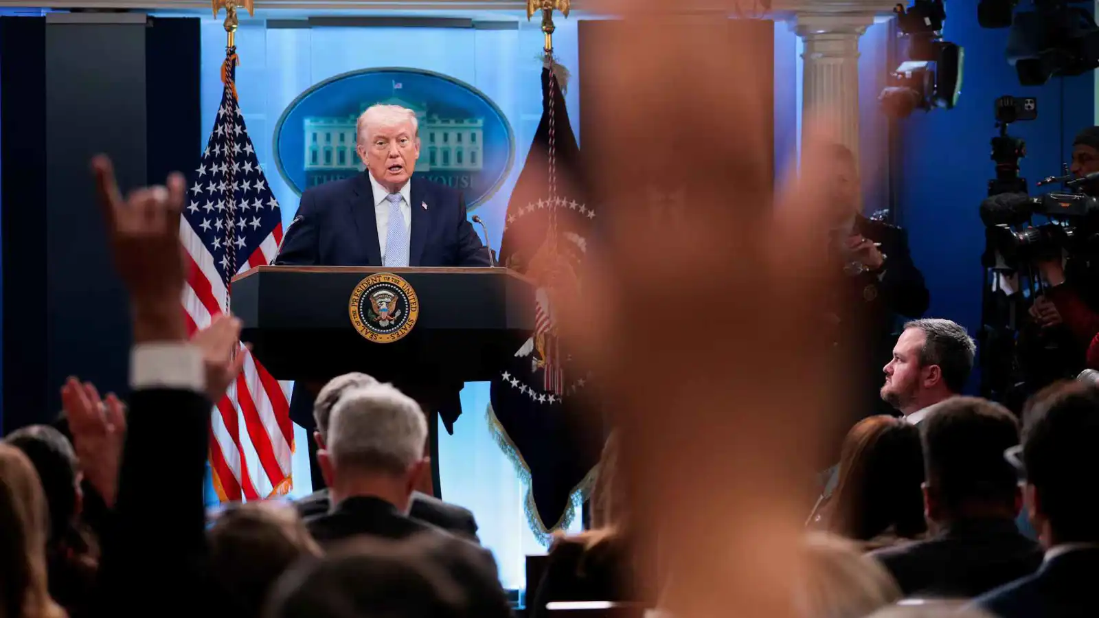 ترامب يلاحق صحفياً بسبب "معلومة" عن حرب إيران