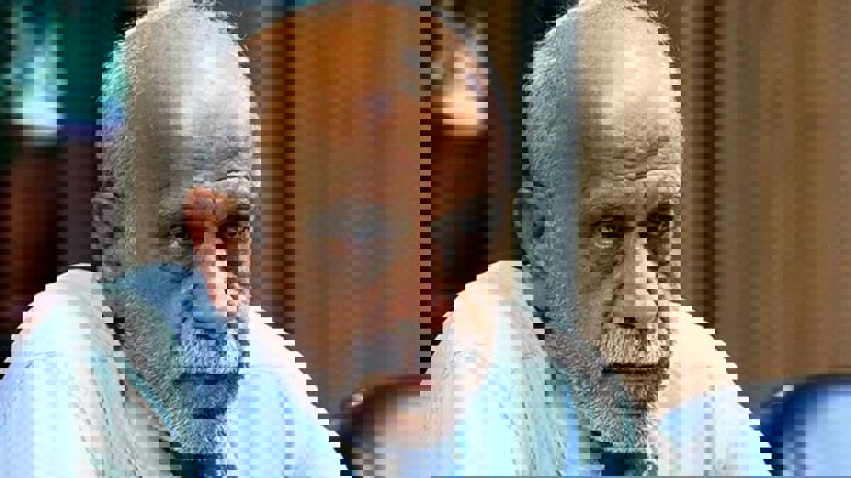 خبير اقتصادي إيراني: جميع البنوك في البلاد مفلسة والحكومة ترفض الإعلان