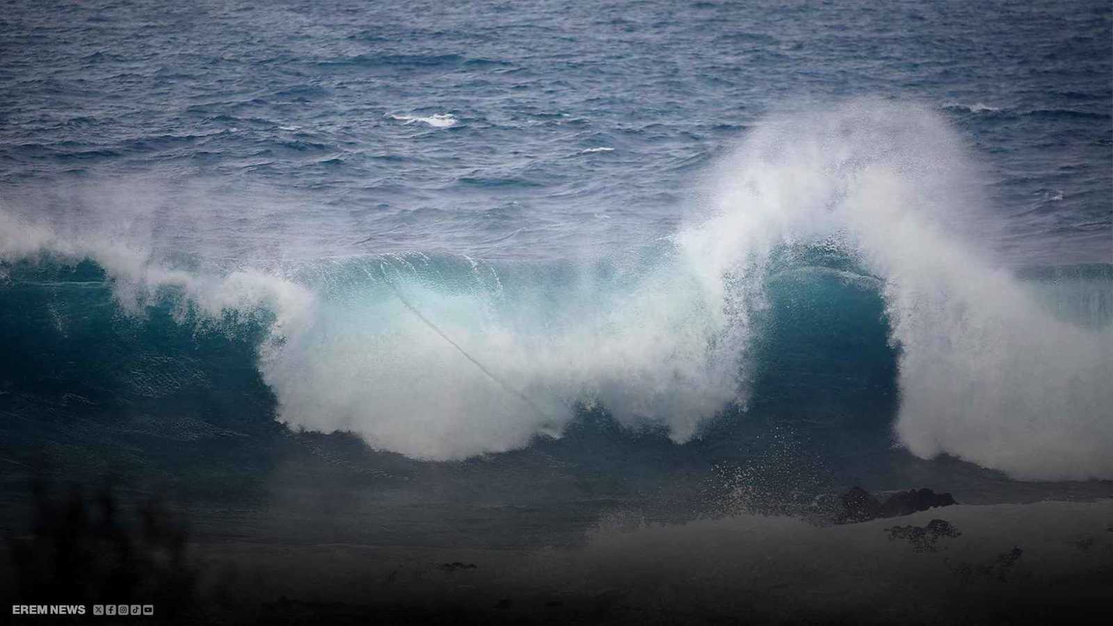 صدمة في إسبانيا.. موجة عاتية تبتلع سياحًا في ثوانٍ (فيديو إرم)