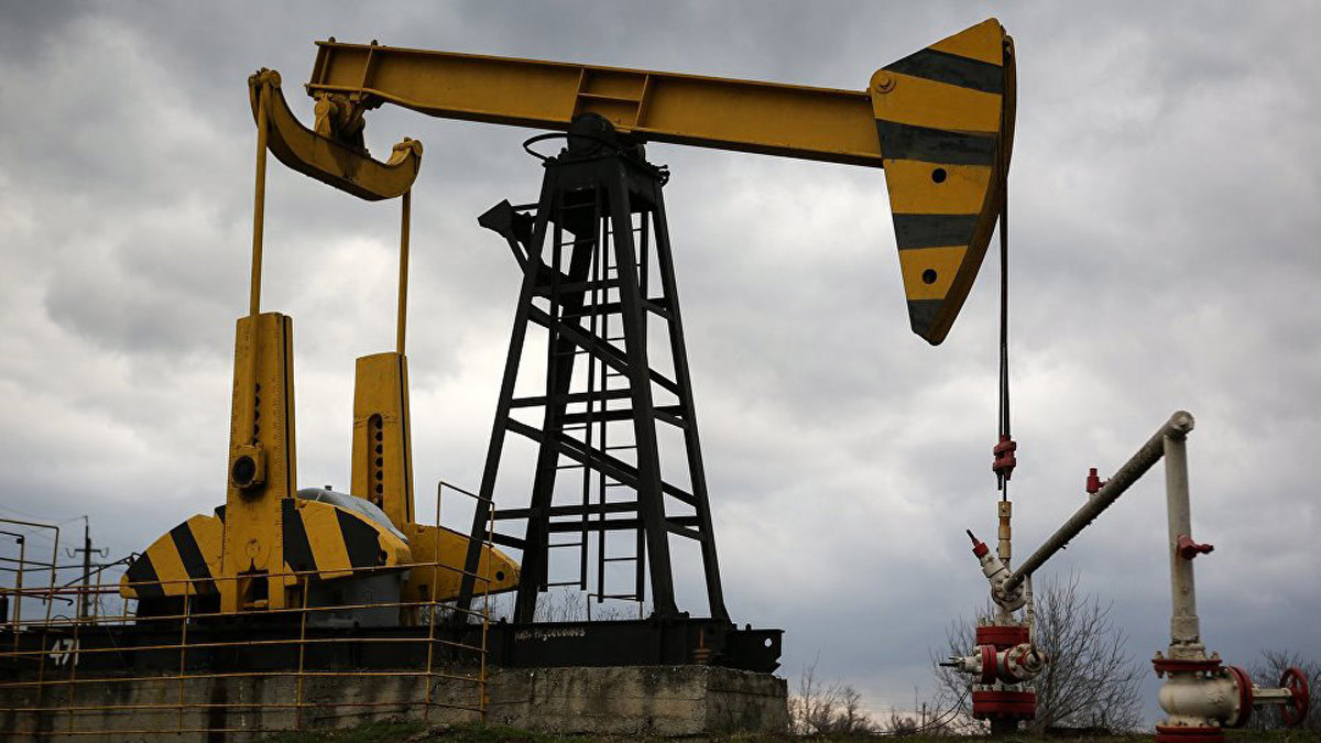 أسعار النفط تنخفض في ظل مخاوف بشأن تخمة الإمدادات