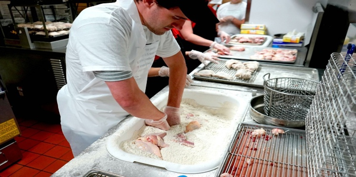 عمال كنتاكي يعذبون الدجاج قبل طهيه