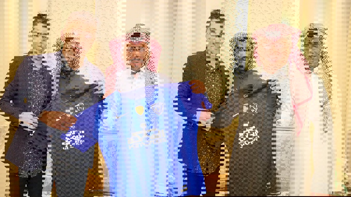 حقيقة مفاوضات جوناثان سوريانو مهاجم الهلال السعودي مع نادي برشلونة