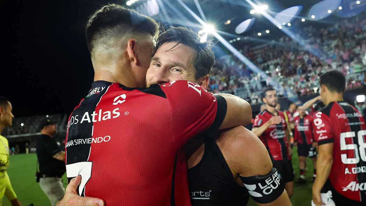 لماذا منح ميسي قميصه للاعب أطلس بعد الاشتباك معه (فيديو)