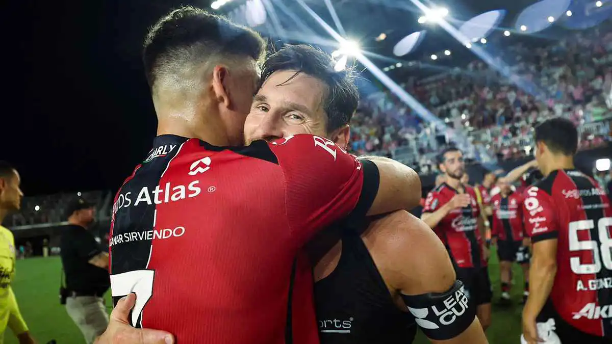 لماذا منح ميسي قميصه للاعب أطلس بعد الاشتباك معه (فيديو)