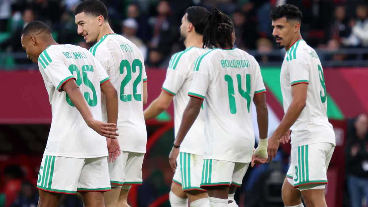 بونجاح يرفض مصافحة رياض محرز ويفجر أزمة بعد مباراة الجزائر والسودان (فيديو)