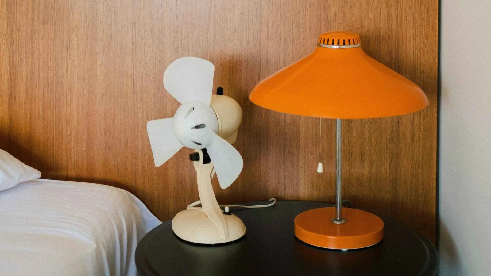 النوم مع المروحة طوال الليل قد يسبب مشاكل صحية خطيرة