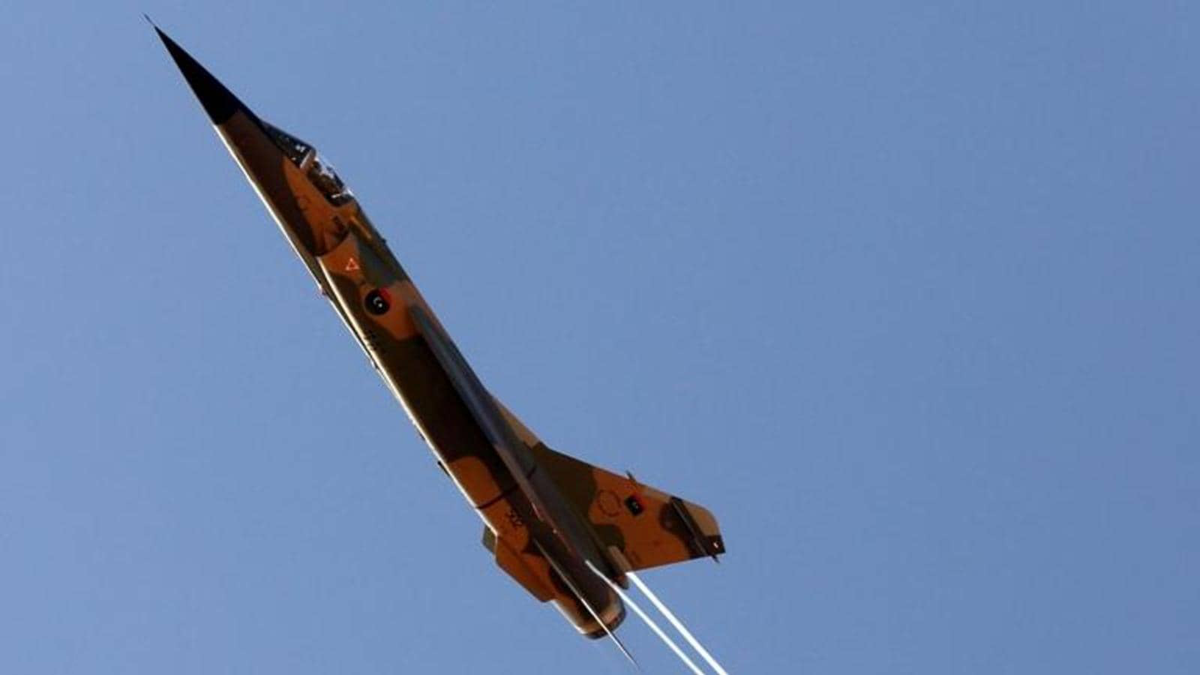 مقاتلات الجيش الليبي تستهدف ميليشيات بطرابلس.. واشتباكات بين فصيلين بمدينة الزاوية