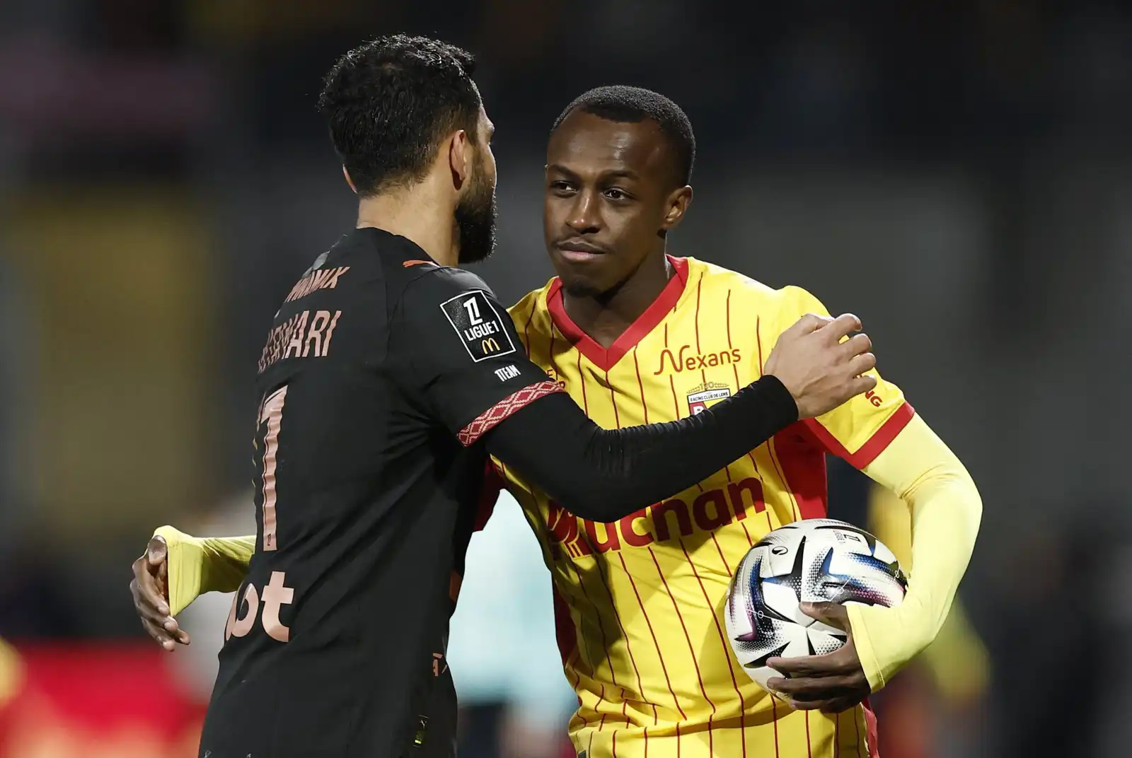 مصافحة سعود عبد الحميد وموسى التعمري