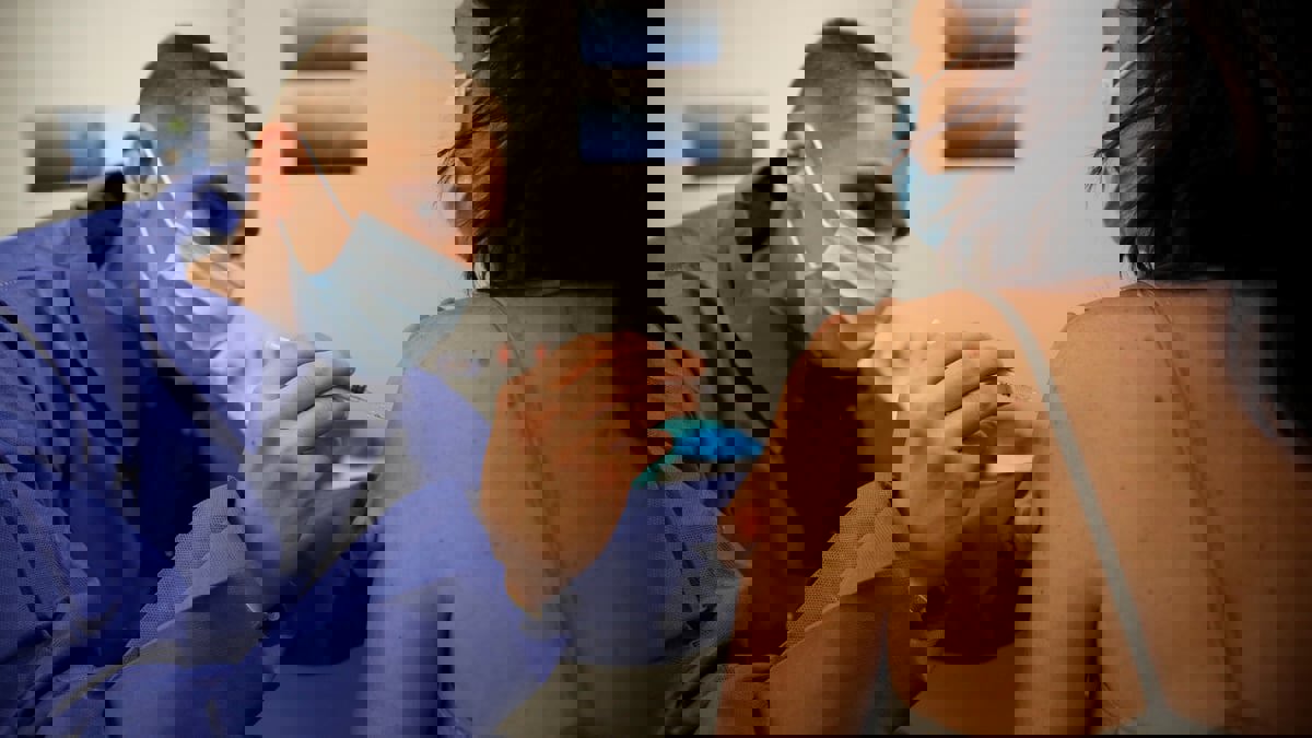 فرنسا توسع صلاحيات الصيادلة لتحسين خدمات التطعيم