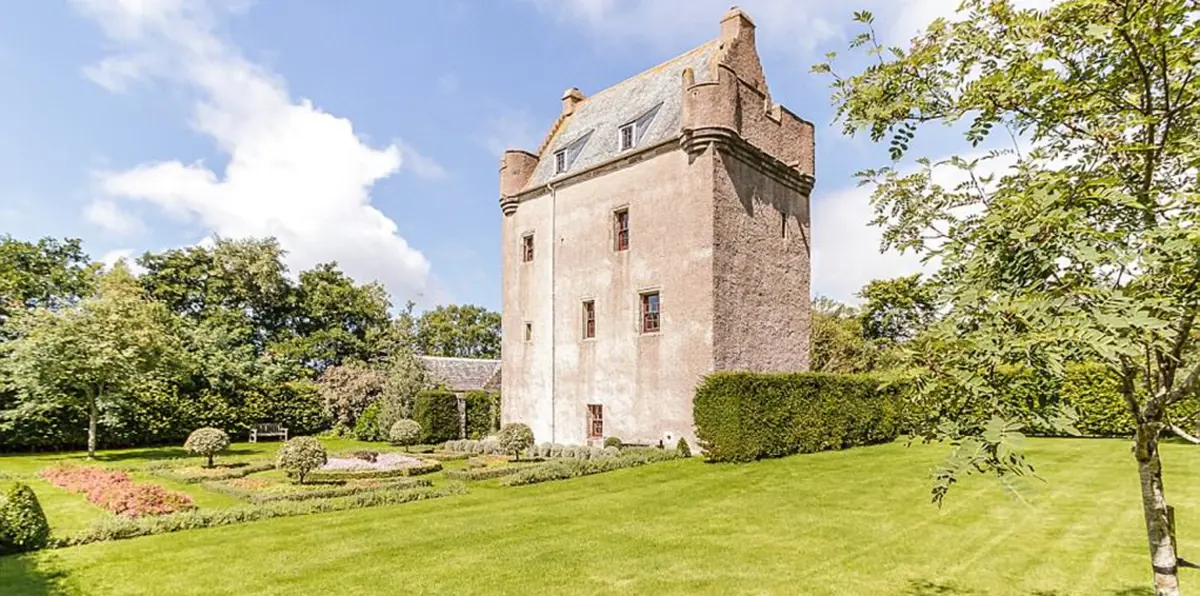 قلعة إيجارها 18 جنيهًا إسترلينيًا فقط في الليلة (صور)