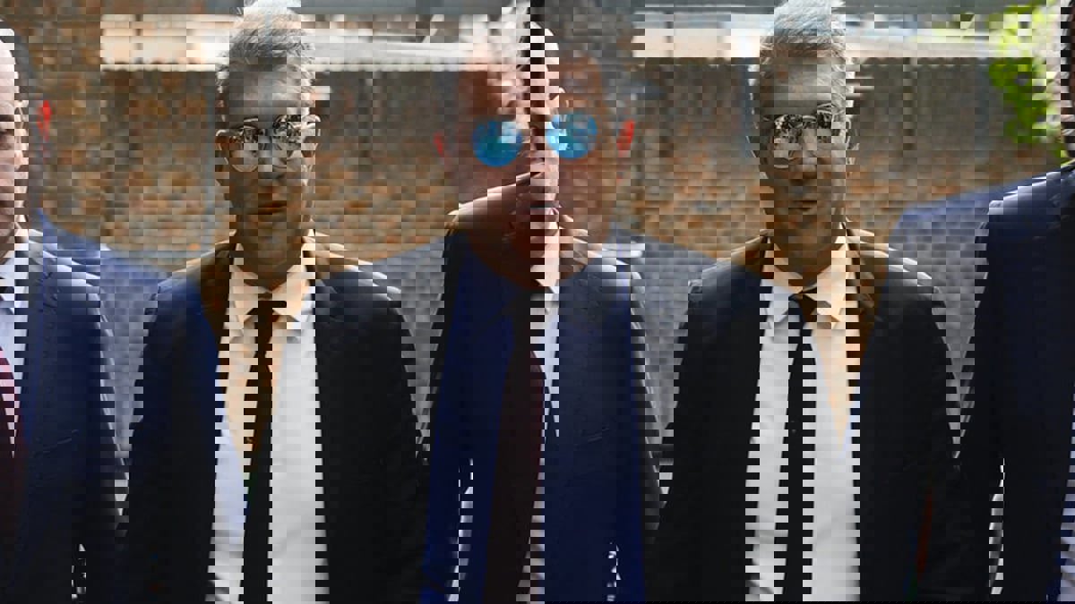 لابورتا يذهب إلى غرفة الحكام ليعترض على بعض الحالات في الكلاسيكو 