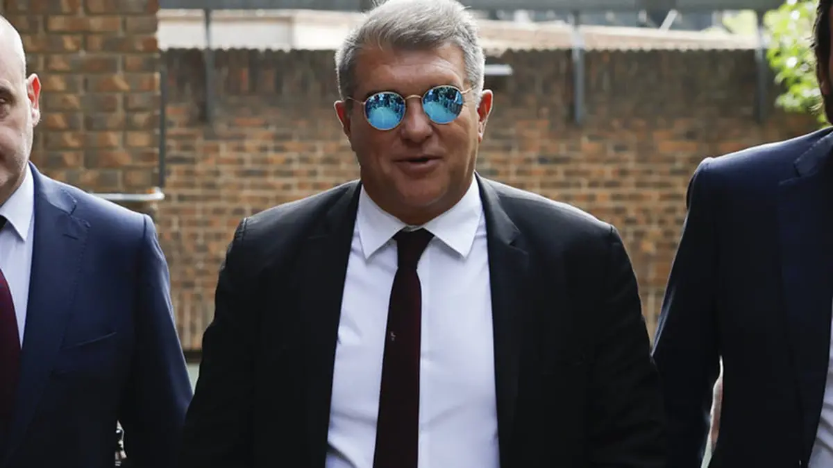 لابورتا يذهب إلى غرفة الحكام ليعترض على بعض الحالات في الكلاسيكو 