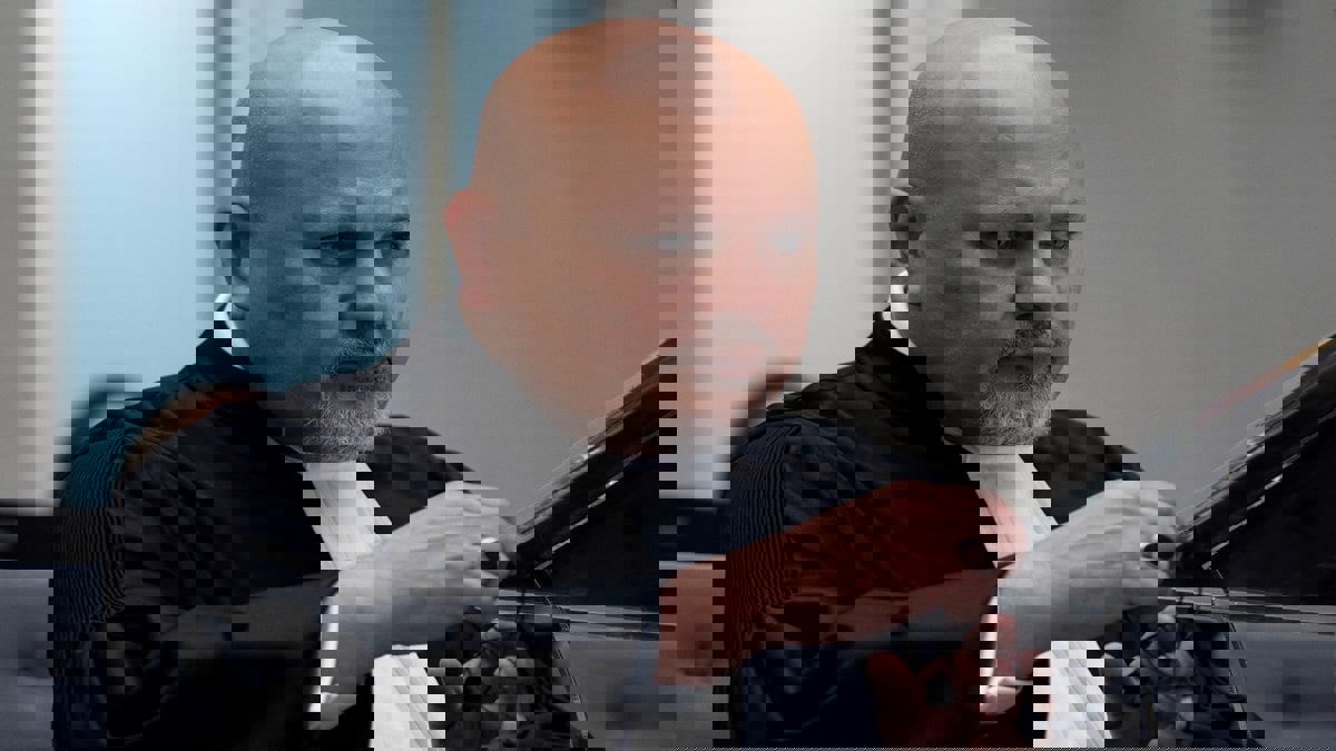 يسعى لاعتقال نتنياهو.. من هو كريم خان الذي تصدّر نشرات الأخبار؟

