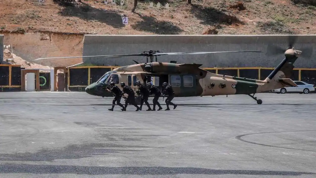 دانة الشلين.. أول كويتية تقود طائرة عسكرية