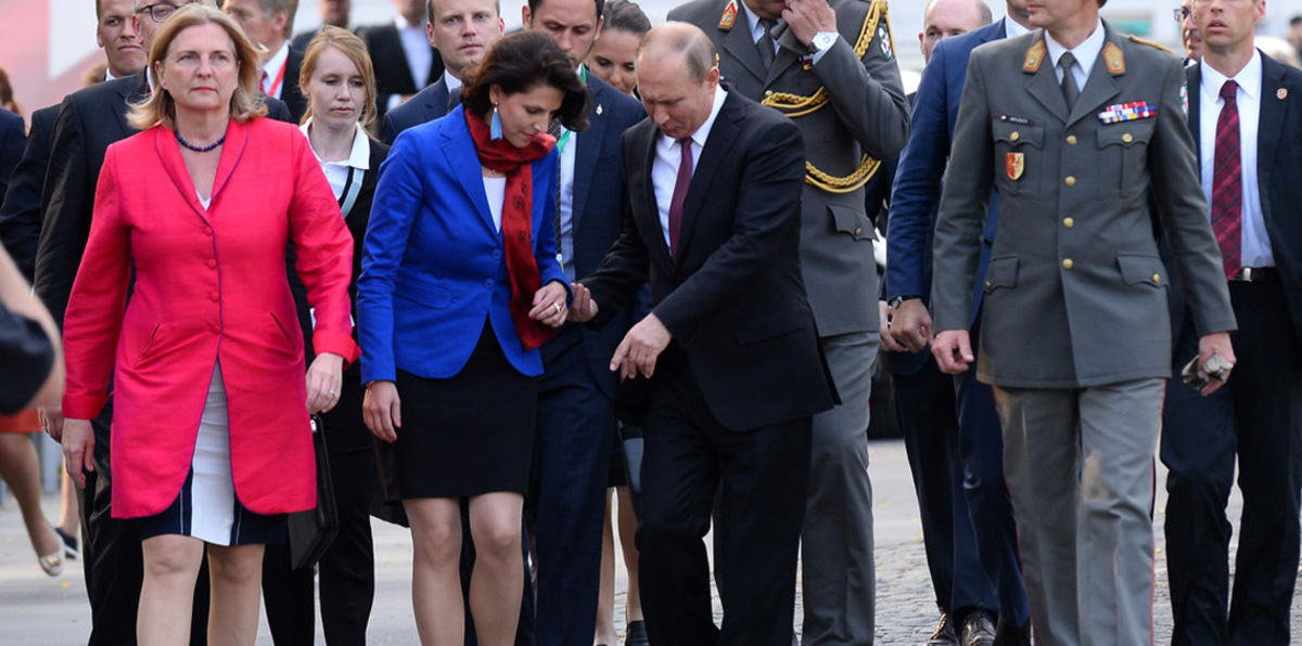 يمينية متطرفة.. بوتين يثير الجدل بسبب حضوره زفاف وزيرة الخارجية النمساوية