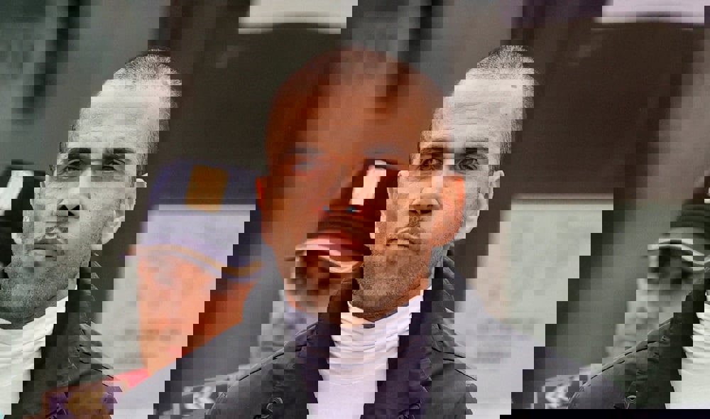 أول فيديو.. شاهد كيف ظهر داني ألفيس بعد 14 شهرا في السجن (شاهد)