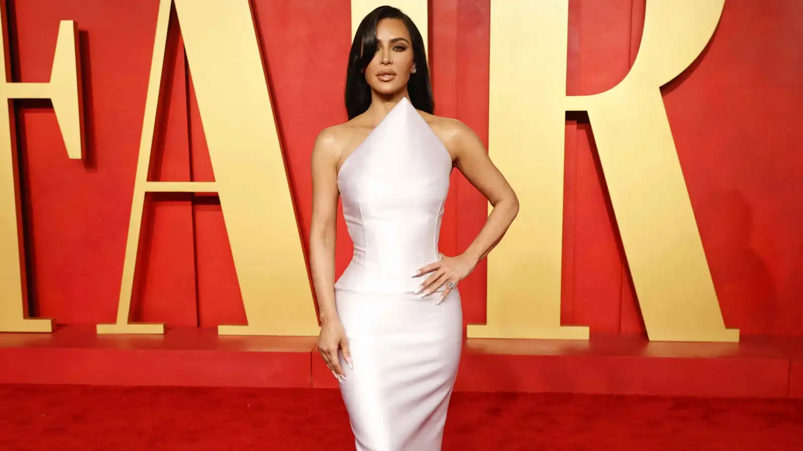 هوس "الخصر النحيل".. من الكورسيه الفيكتوري إلى مشدات كيم كارداشيان