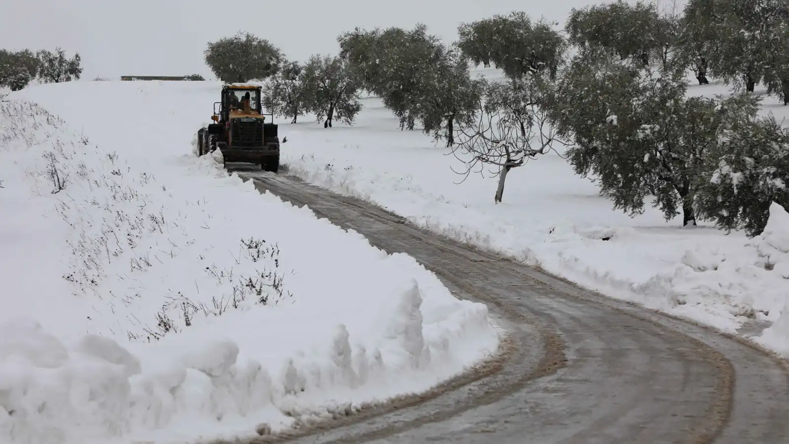 عاصفة قطبية غير مسبوقة تضرب شمال سوريا (فيديو)