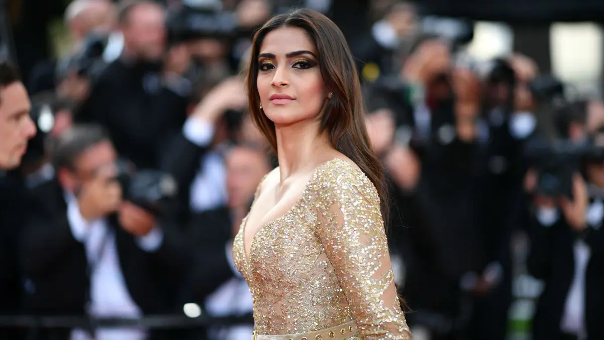 النجمة الهندية سونام كابور تشارك في حفل "ميدل بيست" بالسعودية